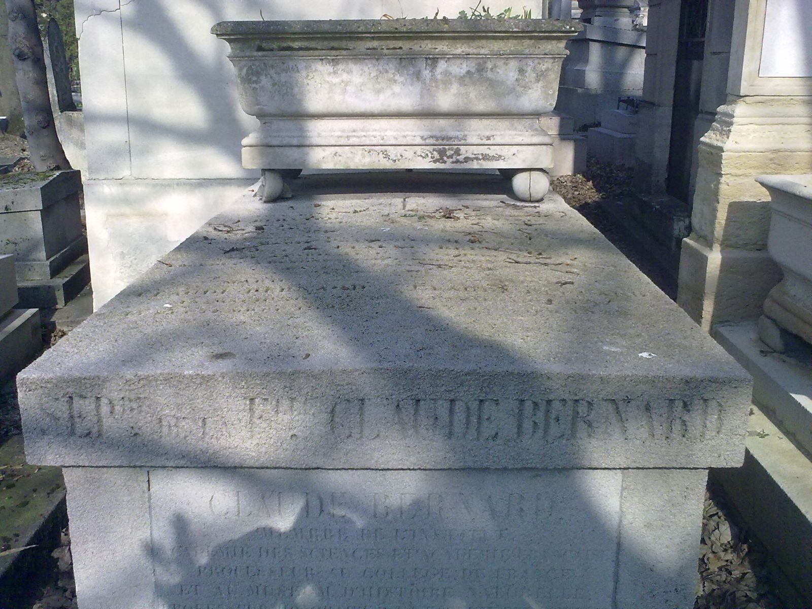 Claude Bernard's tomb, Paris (2).jpg